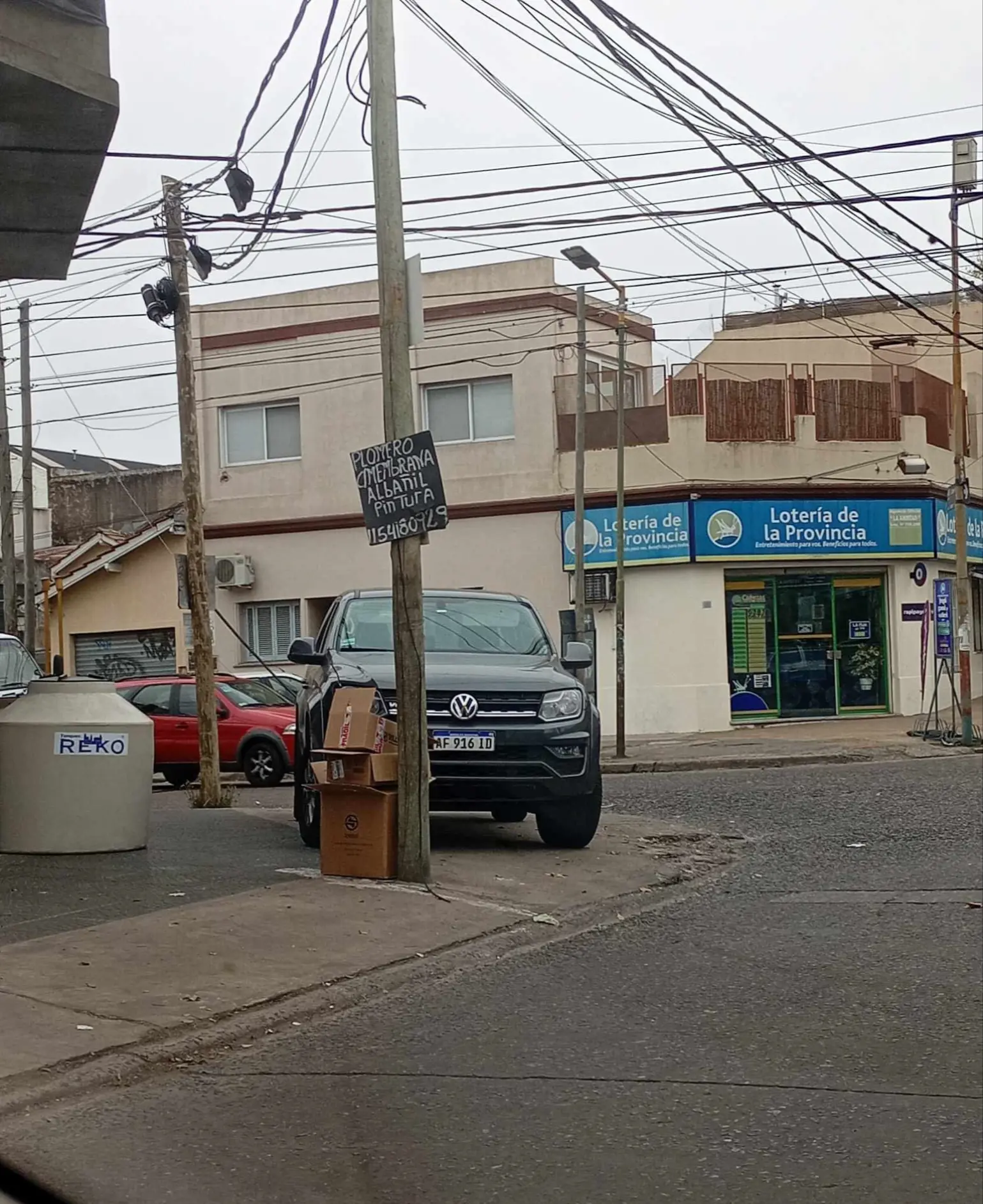 VW Amarok oscura estacionada sobre la esquina.