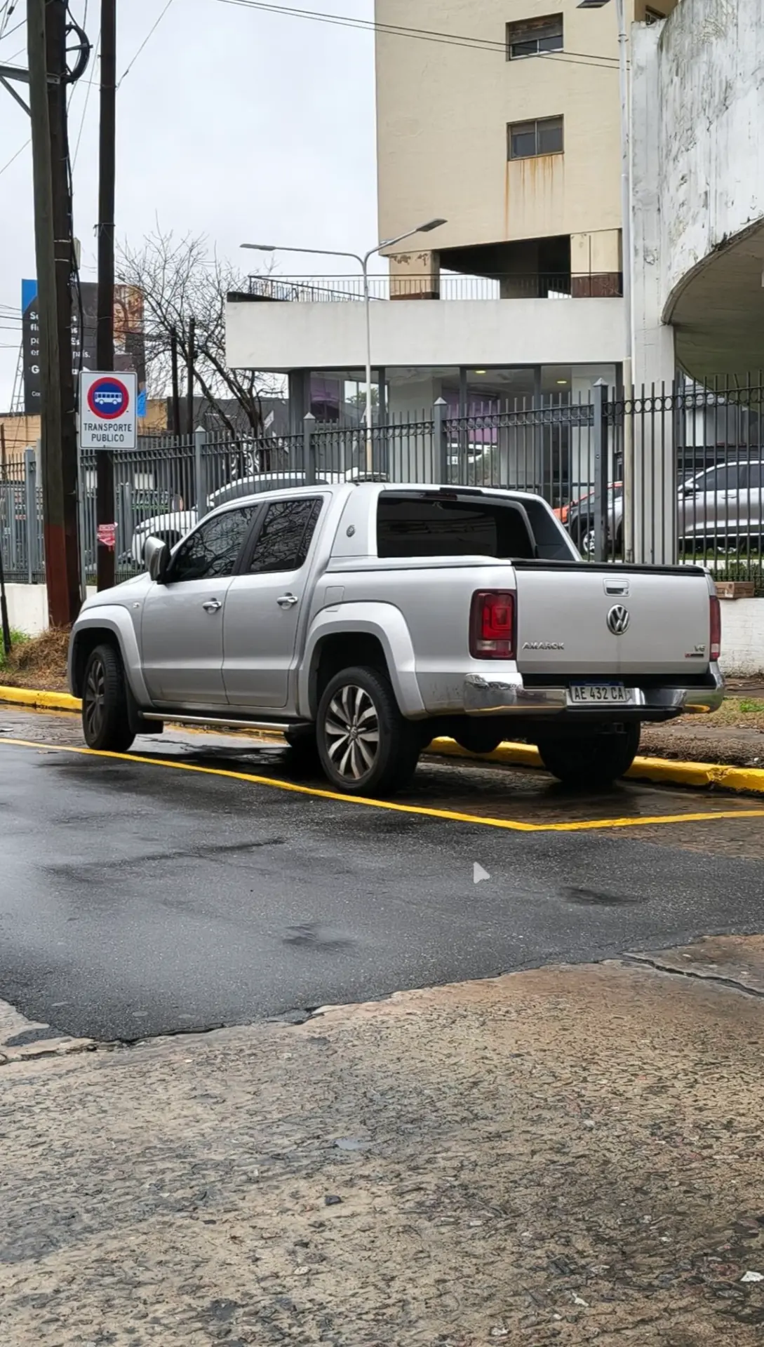 VW Amarok estacionada en el espacio reservado para ascenso y descenso de pasajeros de colectivo.