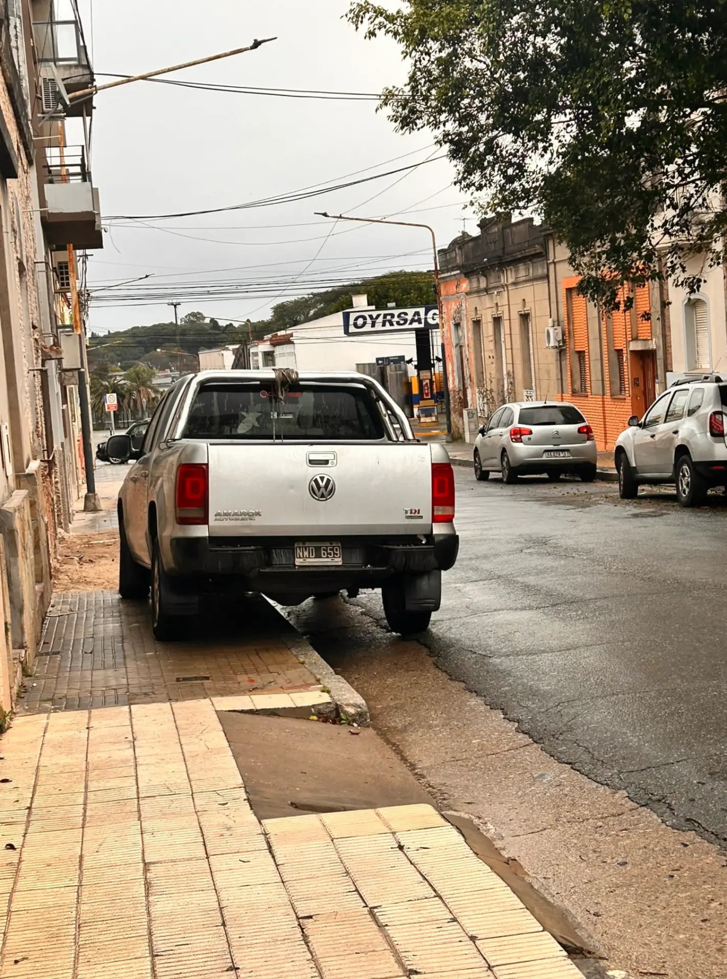VW Amarok estacionada sobre la vereda en una esquina.